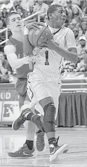  ?? James Nielsen / Houston Chronicle ?? Sam Houston’s Kendrick Davis, right, breaks away from Cypress Lakes’ Adnan Bajrami during a regional semifinal game.