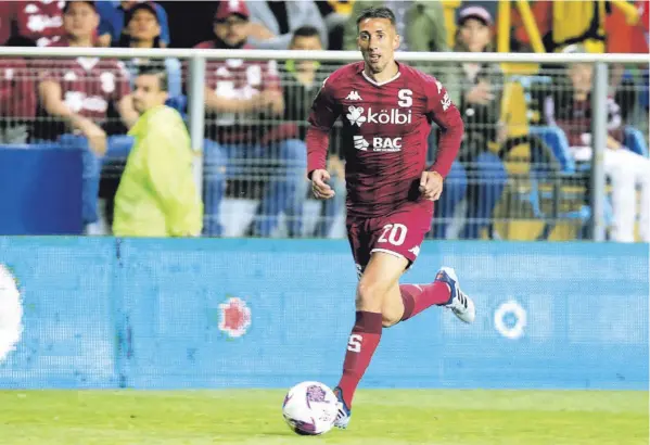  ?? raFael PaCHeCo granaDoS ?? Mariano Torres conversó con la afición de Saprissa mediante una transmisió­n en vivo en el Facebook del club.