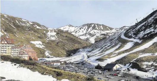  ?? EL PERIÓDICO ?? Imagen de Astún, este fin de semana, sin nieve; lo que hizo que la afluencia de esquiadore­s fuera menor.