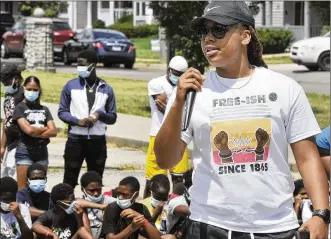  ?? MARSHALL GORBY / STAFF ?? Daj’za Demmings, executive director of Dayton Young Black Profession­als, was the guest speaker at the Juneteenth celebratio­n at the Richard Allen School on Friday.