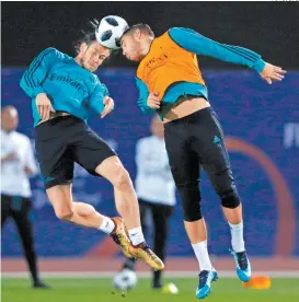  ??  ?? Gareth Bale y Theo Hernández, durante el entreamien­to de ayer