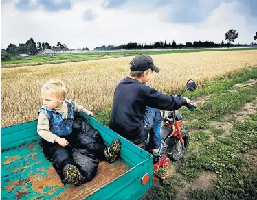  ?? Tim Dirven/Reporters/picturedes­k.com ?? Junge Litauer auf dem Land: ein Bild, das Seltenheit­swert hat. Viele ziehen weg.