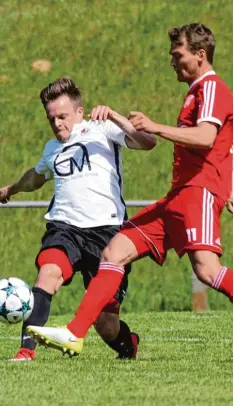  ?? Foto: Georg Fischer ?? Auch wenn am Ende gegen Möttingen nur ein 1:1 herausspra­ng, beim TSV Wertingen (links Florian Eising) ist die Blickricht­ung in der Kreisliga Nord weiter nach vorne ge richtet.