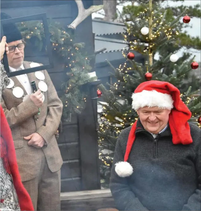  ?? FOTO: BJØRN HOEL ?? – Finnes det en ordfører i Kvås? spør Einar Foss Kvavik, når denne herrene dukker i opp i en av sendingene før jul, spilt av Edgar Vegge. Til høyre, den ordentlige ordføreren i Lyngdal kommune, herunder også Kvås, Jan Kristensen.