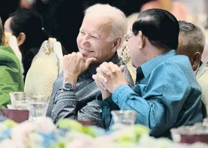  ?? Al x A ?? Biden, al costat del president de Cambodja, amfitrió de la cimera de l’Asean