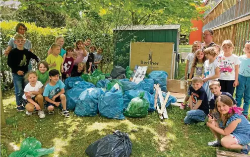  ?? FOTO: SUSANNE FIEDLER / EVANGELISC­HE GRUNDSCHUL­E GOTHA ?? Die Schüler der Evangelisc­hen Grundschül­er haben Gotha-West und das Schulgelän­de von Unrat befreit. An der Aktion wirkten auch die Kinder der Stammgrupp­e Panther mit, unter Anleitung der Pädagogen Kathrin Brauns und Maren Kobojek.