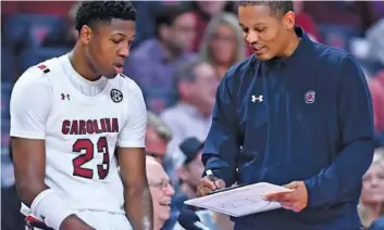  ?? SOUTH CAROLINA ATHLETICS PHOTO ?? South Carolina first-year basketball coach Lamont Paris goes over a play with five-star freshman forward Gregory “GG” Jackson during a game in Colonial Life Arena.