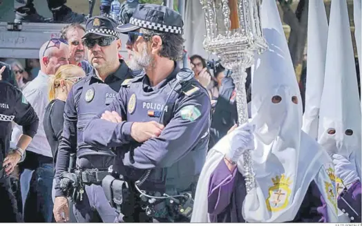  ?? JULIO GONZÁLEZ ?? Agentes de la Policía Local controlan la salida de la cofradía del Nazareno del Amor el pasado año.