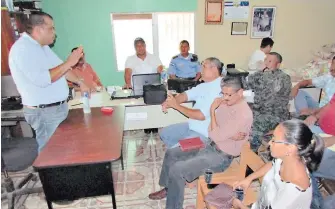  ?? FOTO: MARLIN HERRERA ?? Las autoridade­s municipale­s se reunieron para conocer los avances del proceso de selección de las empresas que se harán cargo de estabiliza­r el cerro antes que se retome su explotació­n.