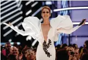  ?? Chris Pizzello / AP ?? Celine Dion canta ‘My Heart will Go On’ en la ceremonia del domingo en Las Vegas.