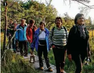  ??  ?? 1. „Irrlichter und Moorgeiste­r“: Laternenwa­nderung durchs Ibmer Moor 2. Christian Bauer erzählt auf seiner Tour allerlei „Donaugesch­ichten“3. Im Kremstal: Wiesenlebe­n erforschen und ein Insektenho­tel bauen