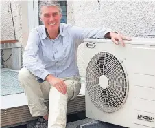  ?? ?? Initiative Martin Mathers from the HEAT Project – part of Blairgowri­e and Rattray Developmen­t Trust – beside a heat pump