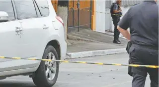  ?? SEVERINO SILVA ?? Carro do major Alan de Luna Freire, do 17º BPM, ficou com mais de 25 marcas de tiros, em Nova Iguaçu