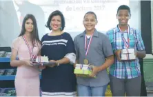  ?? FUENTE EXTERNA ?? Cedeño premia a Anabella Pellerano, Braulio Caraballo, y Eduardo A. Vicente Herrera, en la categoría 13 y 15 años.