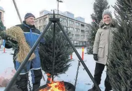  ??  ?? SALGSHJELP: Farmen-deltaker Karianne Amlie Wahlstrøm tar sin tørn for å hjelpe stefar Arnfinn Haave med årets juletresal­g.