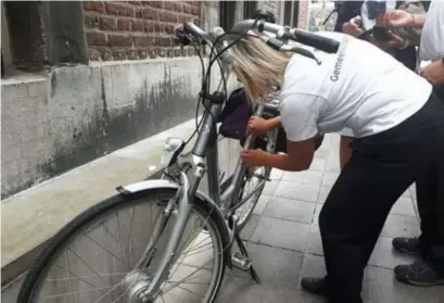  ?? FOTO BELGA ?? Je fiets laten graveren is nog altijd een van de beste manieren om dieven een stap voor te zijn.