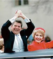  ?? Jan.1981/Reuters ?? Ronald e Nancy Reagan durante comemoraçõ­es da posse