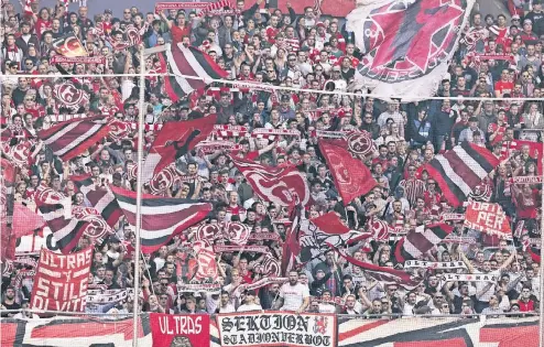  ?? FOTO: IMAGO/MOR. MÜLLER ?? Fortunas Fans – hier der Ultra-Block beim 1:1 gegen Würzburg im Mai – gaben dem Verein zu Beginn des Dauerkarte­nverkaufs ein positives Signal.