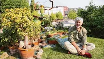  ?? Foto: Judith Roderfeld ?? Raimund Hockmann auf der Dachterras­se seiner Gartenlaub­e – der Blick von oben reicht bis zum Potsdamer Platz. Er verbringt viel Zeit in seiner Parzelle nahe der Innenstadt, viel zahlen muss er dafür nicht.