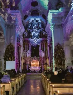  ?? Foto: Rosmarie Gumpp ?? Während der „Holy Hour“wird die Klosterkir­che von Holzen mit Lichteffek­ten bestrahlt.