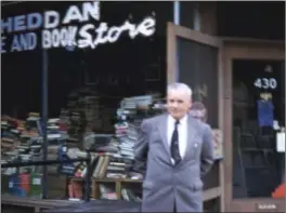  ?? FOTO: PRIVAT ?? Johan Heddan foran bokhandele­n sin i Minneapoli­s på 1960-tallet. Nå vil Heddan Gard bygge sin egen bokhandel til aere for ham.