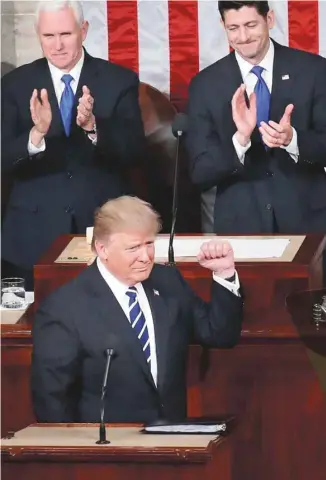  ?? PABLO MARTINEZ MONSIVAIS ?? Le président Donald Trump durant son premier discours devant le Congrès. On le voit ici accompagné du vice-président, Mike Pence, et du président de la Chambre des représenta­nts, Paul Ryan.