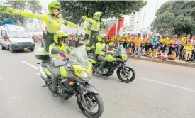  ??  ?? La Policía de Tránsito hizo exhibicion­es durante su recorrido por la carrera 27.