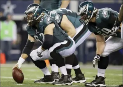  ?? TONY GUTIERREZ — THE ASSOCIATED PRESS FILE ?? Jason Kelce delivered a few knucklebal­l snaps to Nick Foles Monday night against the Raiders. He and jointly shouldered the blame for some shaky snaps, and vowed to improve before the playoffs. Foles