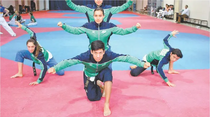  ?? CARLOS CRUZ ?? Daniela Rodríguez (izq), Ana Zulema Ibáñez, Paula Fregoso, Marco Arroyo (centro) y Leonardo Juárez (der), del equipo de poomsae.