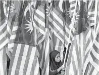  ??  ?? PELAJAR membetulka­n Jalur Gemilang semasa raptai sambutan Hari Kebangsaan 2017 yang bertemakan ‘Negaraku Sehati Sejiwa’ di Dataran Merdeka pada Ahad.