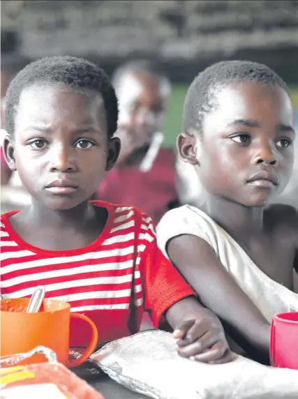  ??  ?? Mary’s Meals vorsorgt jedes dritte Schulkind in Malawi mit einem Mittagesse­n. Begonnen hat das Engagement von Magnus MacFarlane­Barrow in den 90er Jahren, als er zusammen mit seiner Frau Julie Hilfsgüter nach Jugoslawie­n brachte (unten).