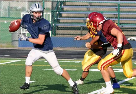  ?? RANDY MEYERS — FOR THE MORNING JOURNAL ?? Lorain’s quarterbac­k scrambles from Avon Lake’s defense Aug. 22.