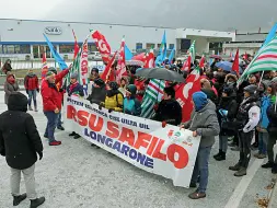  ??  ?? Cento giorni dopo La protesta di dicembre a Longarone per gli esuberi