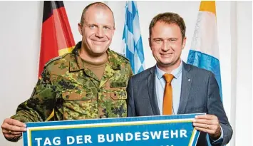  ?? Foto: Koenen ?? Oberstleut­nant Florian Wulf und Dillingens Oberbürger­meister Frank Kunz freuen sich auf den Tag der Bundeswehr, der 2019 in Dillingen gefeiert wird.