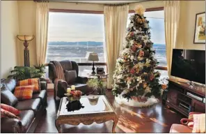  ?? Photos: Gavin Young/calgary Herald ?? Myrna Dube ensured that her Gleneagles house has large windows to maximize the views.