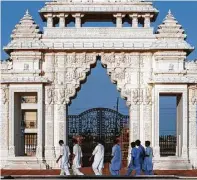  ?? Houston Chronicle file ?? Several young Hindu men leave the temple after worshippin­g at the BAPS Shri Swaminaray­an Mandir.