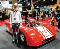  ??  ?? Amor por una marca. El suizo Engelbert Möll acudió con 22 Abarth; en la imagen el piloto Arturo Merzario junto a una barqueta. Abajo, un Hispano-Suiza T30 a la venta en el stand de Coupé.