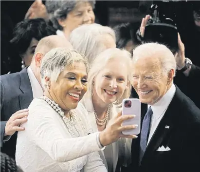  ?? AL DRAGO / BLOOMBERG ?? El presidente de EE.UU. posando para una selfie tras su discurso del estado de la Unión