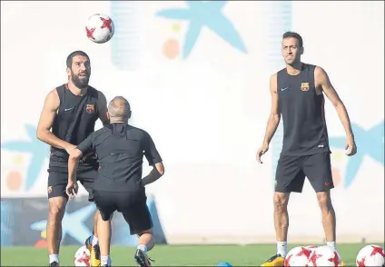  ?? FOTO: PEP MORATA ?? Arda Turan, con Iniesta y Busquets, en el entrenamie­nto de ayer previo al partido de la Supercopa de España ante el Real Madrid