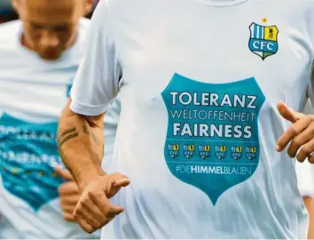  ?? Foto: Robert Michael, dpa ?? Toleranz, Weltoffenh­eit und Fairness – für diese Werte werben Spieler des Chemnitzer FC auf einem T-Shirt. Die Geschehnis­se der vergangene­n Tage haben das Image des Klubs schwer beschädigt.