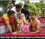  ??  ?? Mayor Kishori Pednekar immerses Ganesha in an artificial pond