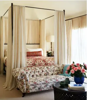  ?? ?? Left: An airy bedroom designed by Kathryn Ireland. Below: A sofa in Dahlia, one of Flora Soames’s own fabric designs