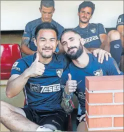  ??  ?? Okazaki, en el palco de Algeciras con jugadores del Málaga.