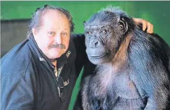  ?? FOTO: DPA ?? Zirkusdire­ktor Klaus Köhler und Schimpanse Robby im Zirkus Belly in Celle. „Robby ist ein Mensch, und er wird Mensch bleiben“, sagt Köhler. Das Verwaltung­sgericht Lüneburg ist anderer Ansicht.