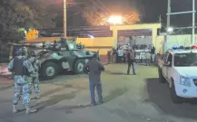  ??  ?? Efectivos militares y policiales custodian la entrada al penal.