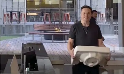  ?? Photograph: AP ?? This image from the Twitter page of Elon Musk shows him entering Twitter headquarte­rs carrying a sink.