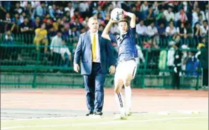  ?? SRENG MENG SRUN ?? Cambodia head coach Leonardo Vittorino and his senior side take on Vietnam today in Hanoi in the third round of 2019 AFC Asian Cup qualifying.