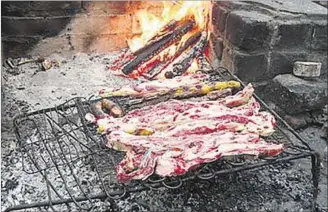  ??  ?? PARRILLA. La tradición del asado está muy arraigada entre los uruguayos y no la quieren perder.