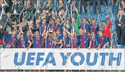  ??  ?? REY DE EUROPA JUVENIL. El Barça ganó su segunda Youth League al vencer al Chelsea y lo celebró así.