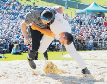  ?? ARCHIVFOTO: ROLAND RASEMANN ?? Schwinger auf der Schwägalp im Appenzelle­rland: Eine Tradition, gemäß dem Selbstvers­tändnis vieler Eidgenosse­n so urschweize­risch wie die Neutralitä­t.